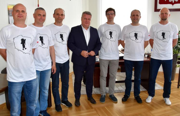 Po powrocie z wędrówki ze Świnoujścia na Hel dzierżoniowianie odwiedzili burmistrza Dariusza Kucharskiego. Zaprosili go do udziału w przyszłorocznej wędrówce