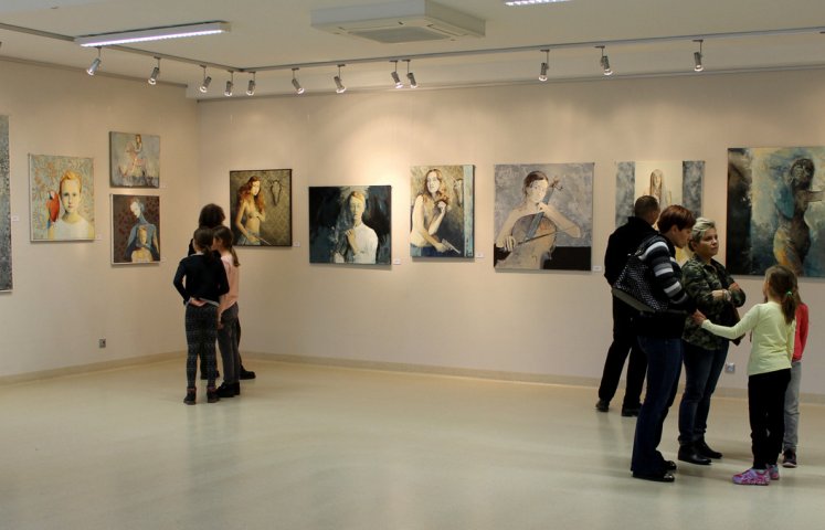 "Tak to widzę" – to nowa ekspozycja prac Sylwii Mużyło-Bajsarowicz w "Galerii na Piętrze" Dzierżoniowskiego Ośrodka Kultury, której wernisaż odbył się 7 kwietnia. Bohaterki obrazów zostały uchwycone w sztuce ponowoczesnej jak w kadrze fotograficznym w subtelnych błękitach, szarościach i żółcieniach starych zdjęć.