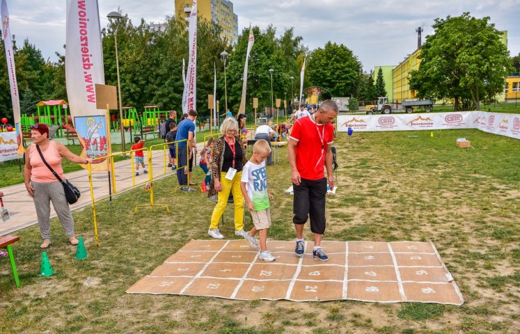 8 konkurencji sportowo-rekreacyjnych miała do pokonania każda z 90 rodzin biorących udział w Wieloboju Rodzinnym na festynie rodzinnym przy Alei Bajkowych Gwiazd. 41 osób wyruszyło zaś na trasy dzierżoniowskiego nordic walking o długości 5,5 km oraz 7,5 km. Taki był sportowy akcent imprezy zorganizowanej 3 września.