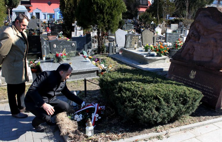 Symboliczny znicz zapłonął dziś pod obeliskiem żołnierzy Armii Krajowej straconych w dzierżoniowskim więzieniu w 1947 r. oraz innych ofiar komunistycznych represji pochowanych w nieznanym miejscu na dzierżoniowskim cmentarzu parafialnym. Narodowy Dzień Pamięci „Żołnierzy Wyklętych” nie mógł minąć bez echa.