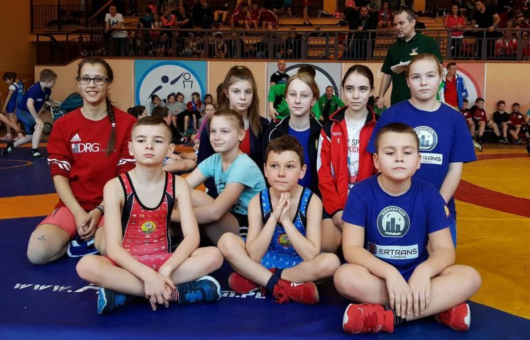 300 zawodników z 24 klubów z Polski, Litwy, Ukrainy i Czech rywalizowało w dniach 3-4 marca w Bielawie w III Międzynarodowym Turnieju Zapaśniczym dziewcząt oraz chłopców w stylu wolnym. Dzierżoniowscy zapaśnicy wywalczyli w nim sześć medali.