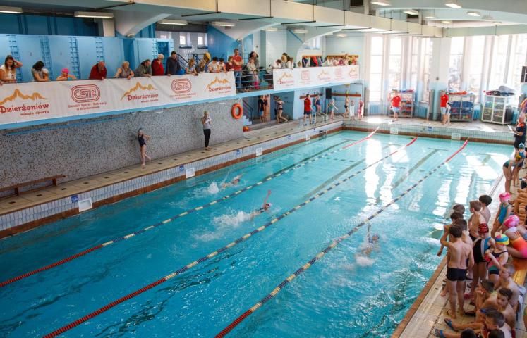 Uczniowie Szkół Podstawowych klas I-III oraz IV-VI we wtorek sprawdzą swoje umiejętności pływackie. Na basenie miejskim 13 marca odbędą się zawody. Rywalizacja przebiegać będzie wśród dziewcząt i chłopców z roczników 2005-2010 reprezentujących dzierżoniowskie szkoły podstawowe. 