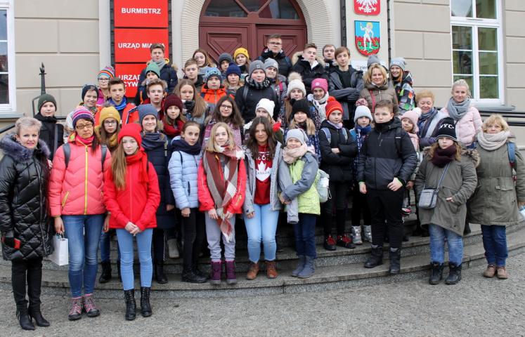 W Dzierżoniowie gościmy w tym tygodniu 40-osobową grupę młodzieży z Serocka, naszego miasta partnerskiego. To kolejne zimowisko organizowane w ramach trwającej już 15. rok współpracy miast.