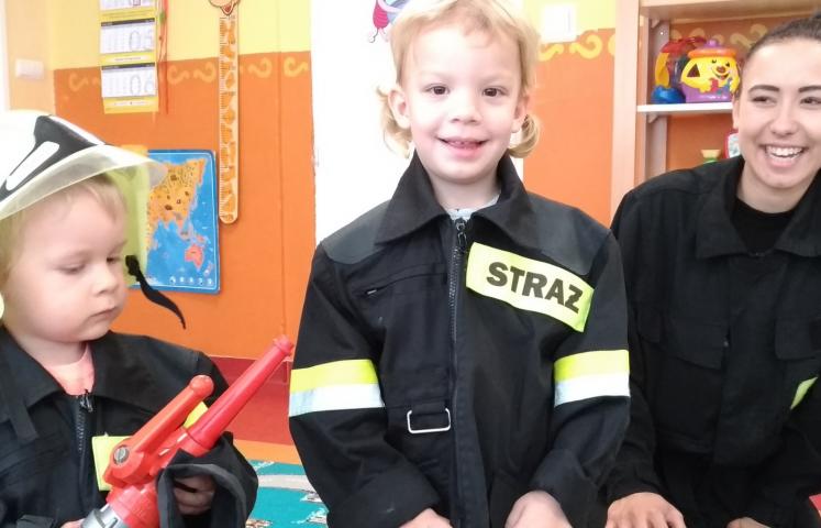 Nie ma chyba chłopca, który nie marzył o tym, by zostać strażakiem... dla maluchów z dzierżoniowskiego żłobka marzenia się spełniły. Wizyta strażaków z OSP była dla nich ogromnym przeżyciem i doskonałą zabawą, a przy okazji nauką zasad bezpieczeństwa przeciwpożarowego.