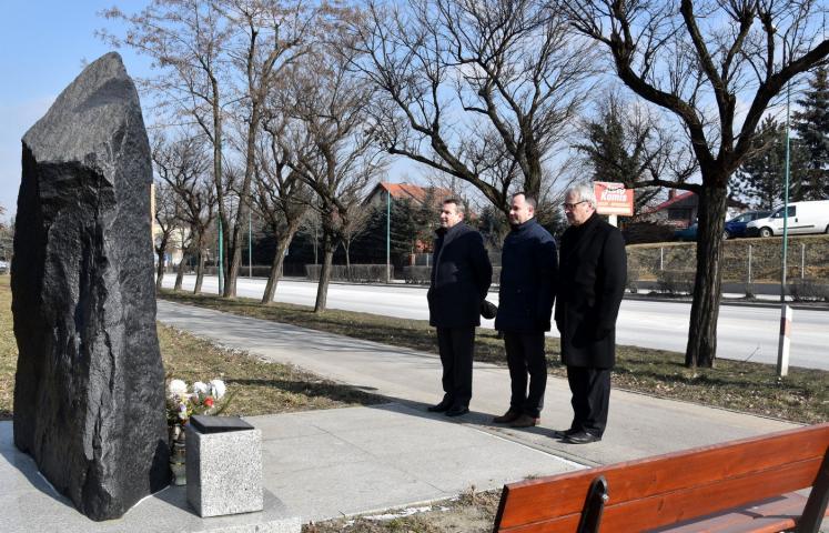 Mieszkańcy i samorządowcy składają dziś kwiaty, wiązanki i zapalają znicze w miejscach pamięci o "Żołnierzach Wyklętych". W Dzierżoniowie są trzy takie miejsca.