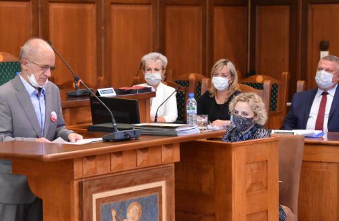 Od upamiętnienia Dnia Solidarności i Wolności obchodzonego 31 sierpnia rozpoczęła się poniedziałkowa sesja Rady Miejskiej Dzierżoniowa. Na uroczystą cześć posiedzenia zaproszono znamienitych gości, którzy to 40 lata temu tworzyli ten wielki ogólnopolski ruch społeczny.