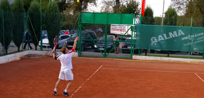 Tenisista serwuje podczas meczu