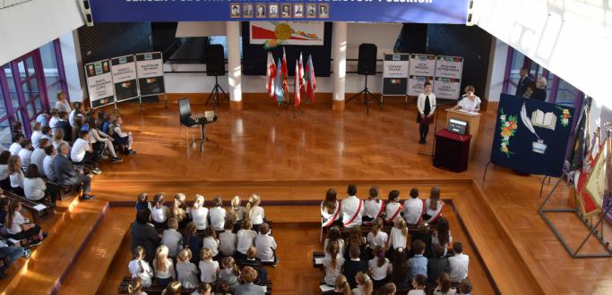 Szkoła Podstawowa nr 1 nosi od dziś nazwę Noblistów Polskich. Uchwałę nadającą imię szkoły podjęła Rada Miejska Dzierżoniowa, a dziś z udziałem młodzieży odbyła się krótka uroczystość. 