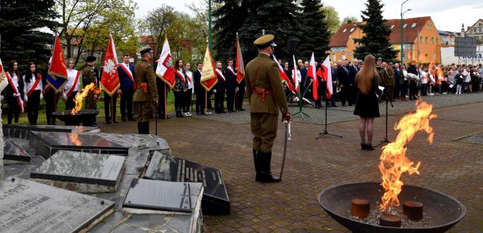 W 79. Rocznice sowieckiej napaści na Polskę burmistrz Dzierżoniowa zaprasza na uroczyste obchody Światowego Dnia Sybiraka oraz 10. Rocznicy działalności Stowarzyszenia Dzieci Wojny. Spotkajmy się 17 września na Skwerze Solidarności, pod Pomnikiem Pamięci Losów Ojczyzny w Dzierżoniowie.