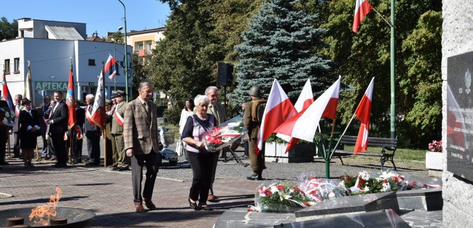 Tegoroczne obchody, na które zapraszają burmistrz i Rada Miejska Dzierżoniowa, rozpocznie msza w kościele pw. św Jerzego. Później spotykamy się na Skwerze Solidarności, przy Pomniku Pamięci Losów Ojczyzny.  