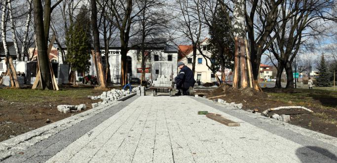 Wiosny nie czyni, nie jest też rewolucją w skali miasta, ale pokazuje ważny trend zmian, przez które w najbliższych latach przejdzie Dzierżoniów. Można też powiedzieć, że te prace to rozgrzewka przed dużymi zmianami w dzierżoniowskich parkach. 