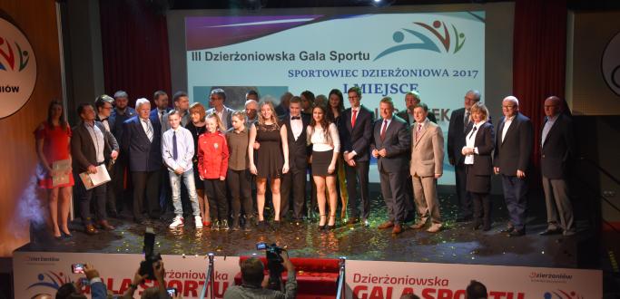 Triumfy nie tylko na pływalni – także podczas 3 edycji gali Sportu w Dzierżoniowie Paweł Juraszek okazał się być podwójnie najlepszy. Zyskał tytuł Najlepszego Sportowca 2017 i pierwszą nagrodę za Największe Sportowe Osiągnięcie roku. Tytuł trenera roku ponownie trafił do Andrzeja Wojtala, trenera naszego olimpijczyka z Rio. Sprawdź, kogo jeszcze nagrodzono!