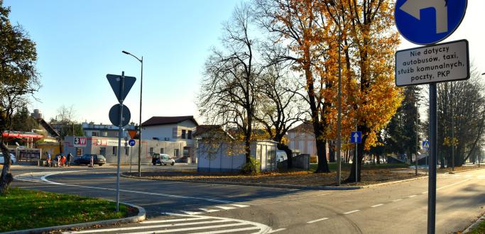 To dobra wiadomość zwłaszcza dla kierowców i mieszkańców ul. Kolejowej i Sienkiewicza. Od piątku, 9 listopada, wraca ruch samochodowy przy Sudeckim Centrum Komunikacyjnym. Warto sprawdzić, jak będzie wyglądała organizacja ruchu po kompleksowej przebudowie dróg.