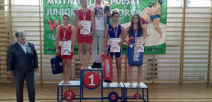W mistrzostwach w Pyrzycach 36 zawodników, reprezentujących 28 klubów. Najlepiej z Powiatu Dzierżoniowskiego walczyły Paulina Martyka kat. 70 kg oraz Roksana Łosyk kat. 60 kg, które wywalczyły brązowe krążki. Czwarta na mistrzostwach była Natalia Kołosz.