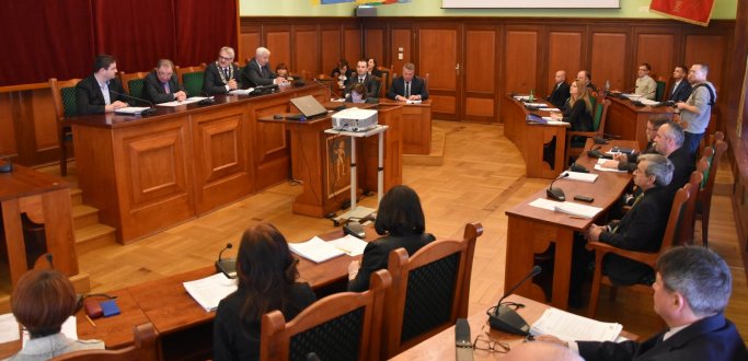 Przedsiębiorczość, ochrona środowiska i finanse będą najważniejsze podczas poniedziałkowej sesji Rady Miejskiej. Dzierżoniowscy radni zadecydują również rozpoczęciu specjalnego programu skierowanego do seniorów.