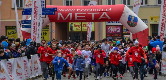 Pomimo niskiej temperatury na starcie VI Dzierżoniowskiego Biegu Niepodległości zameldowały się 492 osoby, w tym wiele osób młodych, rodzin z dziećmi oraz grup zorganizowanych z dzierżoniowskich szkół. Najmłodszy zapisany uczestnik miał zaledwie 3 miesiące, natomiast najstarszy 88 lat.