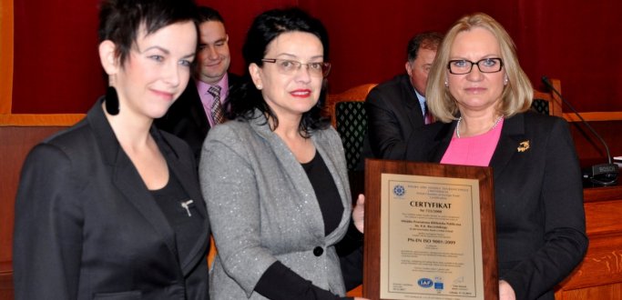 Podczas sesji dyrektor Miejsko-Powiatowej Biblioteki Publicznej Jadwidze Horanin wręczono certyfikat odnowienia sytemu zarządzania jakością zgodną z normą ISO. 