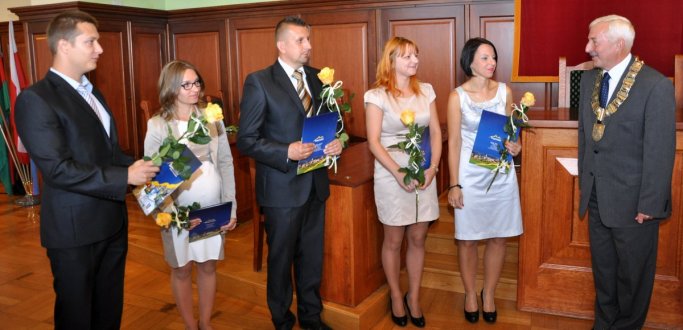 Sześciu dzierżoniowskich nauczycieli złożyło ślubowanie i odebrało tytuły nauczyciela mianowanego.
