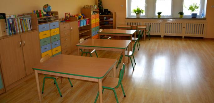 Od poniedziałku, 11 maja, będą funkcjonowały publiczne i niepubliczne przedszkola w Dzierżoniowie oraz miejski żłobek. Placówki będą pracowały w pełnym reżimie sanitarnym, na nowych zasadach. Jak przygotować dziecko na pójście do przedszkola i jak będzie wyglądała opieka? Warto sprawdzić. 