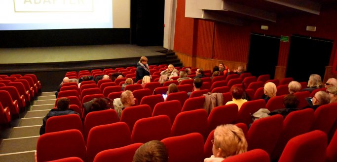 Około 40 osób pojawiło się 4 grudnia w dzierżoniowskim Kinoteatrze „Zbyszek” na pokazie filmu „Dzień kobiet” z audiodeskrypcją. Było to pierwsze tego typu przedsięwzięcie dla osób głuchych, niewidomych oraz osób starszych ze schorzeniami wzroku i słuchu.