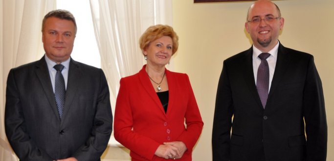 Od lewej: Burmistrz Dzierżoniowa Dariusz Kucharski, ustępująca bumistrz Wanda Ostrowska i powołany na stanowisko zastępcy burmistrza Albert Blacharz