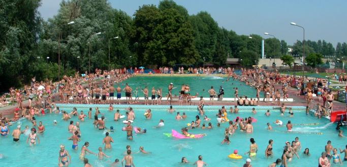 Od najbliższej soboty (23 czerwca) będzie czynny odkryty basen w Dzierżoniowie. W okresie wakacyjnym spragnionych kąpieli zapraszamy codziennie, od godziny 10.00, do 19.00.  