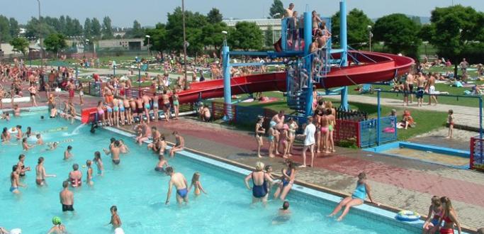 Ośrodek Sportu i Rekreacji w Dzierżoniowie zaprasza wszystkich na basen odkryty przy ul. Strumykowej 1. Basen zostanie otwarty w środę 19 czerwca i będzie czynny w godzinach od 10.00 do 19.00 przez cały okres wakacji. 