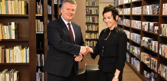 Justyna Strzelczyk-Leśniak pełni od dziś obowiązki dyrektora dzierżoniowskiej biblioteki. Zmiana wynika z faktu, że poprzednia dyrektor Jadwiga Horanin przyjęła propozycję pracy na stanowisku zastępcy burmistrza Bielawy.