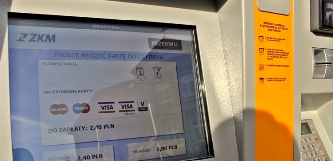 W 11 biletomatach stacjonarnych ZKM, znajdujących się w Dzierżoniowie, Bielawie i Piławie Górnej dostępna jest usługa płatności bezgotówkowej. Za wybrane bilety komunikacji miejskiej, możemy więc zapłacić wszystkimi kartami płatniczymi, także tymi z funkcją płatności zbliżeniowych.