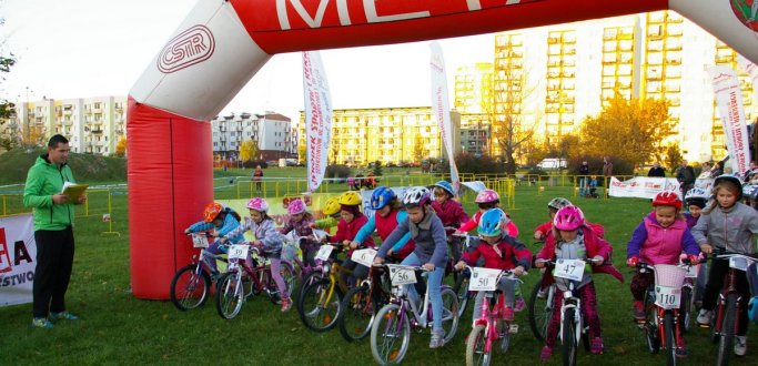 Dzierżoniów: Ponad osiemdziesięciu uczniów ścigało się w finale Dzierżoniowskiej Ligi Kolarskiej BMX-MTB 2014. Zwycięzca każdej kategorii otrzymał w nagrodę rower. Pierwsza w historii liga BMX-MTB była bardzo udana. 