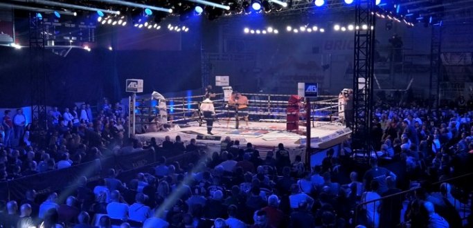 Budweld Boxing Night: Noc Prawdy – ta impreza zgromadziła 4 marca w hali dzierżoniowskiego OSiR-u wielu zawodników oraz kibicujących im fanów boksu. Na ringu zobaczyliśmy m.in. Mateusza Masternaka, byłego mistrza Europy oraz pretendenta do tytułu mistrza świata w kategorii junior ciężkiej.