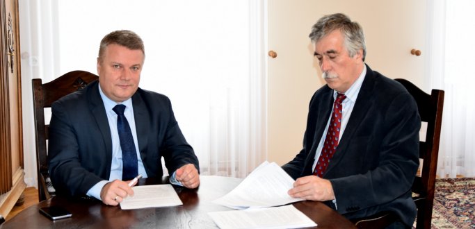 Burmistrz Dzierżoniowa podpisał dziś umowę z inżynierem kontraktu dla centrum przesiadkowego. Tym samym rozpoczyna się jedna z największych inwestycji w historii  dzierżoniowskiego samorządu. 