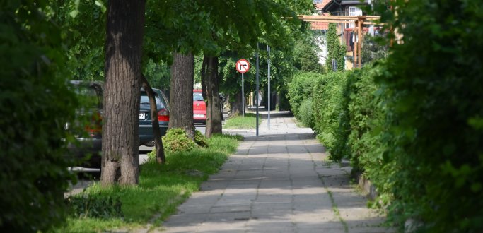Do połowy lipca potrwa pierwszy etap przebudowy chodników na ul. Grota Roweckiego. Prace budowlane prowadzone będą po stronie budynków o nieparzystych numerach.