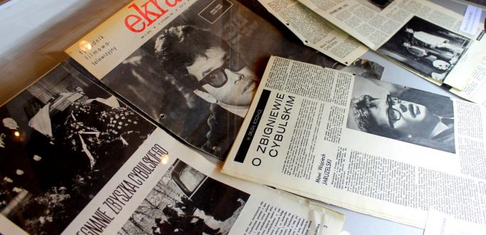 51. lat temu ta wiadomość była wstrząsem dla wszystkich. 8 stycznia 1967 roku Zbigniew Cybulski śpieszył się jak zwykle, wpadł na Dworzec Główny we Wrocławiu, potem na trzeci peron by dogonić odjeżdżający właśnie warszawski express. Mówiąc o śmierci wielkiego polskiego aktora, przypominamy o trwającej wciąż wystawie poświęconej życiu Cybulskiego w Dzierżoniowie.