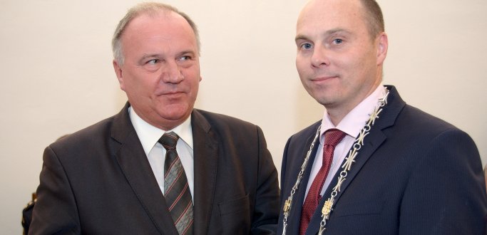 Były zastępca burmistrza ds. społecznych Ryszard Szydłowski otrzymał tytuł honorowego obywatela Lanškroun za wkład w rozwój partnerstwa między Dzierżoniowem i Lanškroun. Jest jedną z czterech osób w historii tego miasta, którym go przyznano.