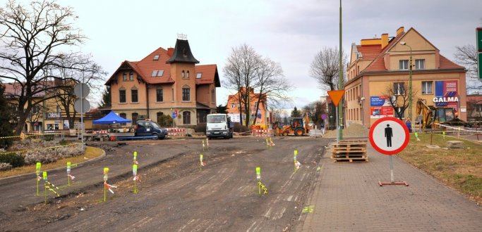 Co zmieniło się w ostatnim tygodniu, które etapy robót zakończono, jakie prace realizowane będą w najbliższym czasie? Odpowiedź w cotygodniowym przeglądzie prac przy budowie ronda, przebudowie ul. Piłsudskiego i Batalionów Chłopskich.