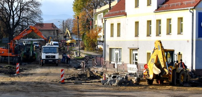 Zakończyły się prace związane z budową nowych sieci energetycznych, gazowych i wodociągowych. Trwają roboty budowlane związane z wykonaniem konstrukcji drogi pod nawierzchnie jezdni. 