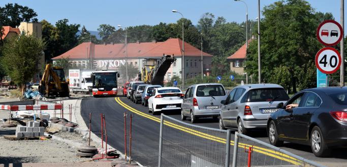 Czasową sygnalizację świetlną i ruch wahadłowy wprowadzono na ul. Batalionów Chłopskich w miejscu budowanego ronda. Najbliższe trzy miesiące będą najtrudniejsze i dla kierowców, i dla wykonawców tej inwestycji, ponieważ prace na ruchliwej drodze prowadzone są przy zachowaniu ruchu. Jakie zmiany i ograniczenia wprowadza czasowa organizacja ruchu?