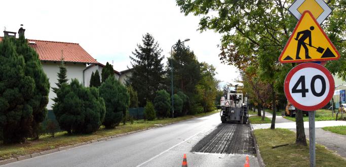 Do piątku potrwają prace prowadzone na ul. Korczaka. Roboty drogowe polegają na frezowaniu nawierzchni jezdni, regulacji studni i wpustów drogowych oraz na ułożeniu nowej warstwy ścieralnej drogi.