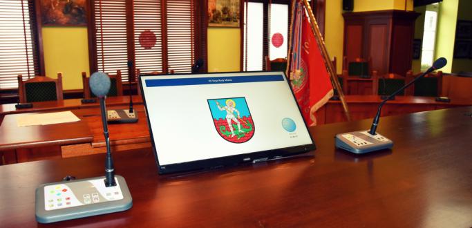 Złożenie ślubowania przez radnych i burmistrza Dzierżoniowa, Dariusza Kucharskiego – to dwa najważniejsze punkty pierwszej sesji rady miejskiej VIII kadencji. To także pierwsza sesja, która będzie transmitowana na żywo w Internecie, więc uczestniczyć w niej on-line będzie mógł każdy.