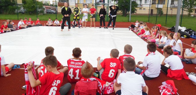 Uczniowie wcielili się w rolę kibiców. Biało-czerwone stroje, szaliki, flagi, pomalowane twarze, trąbki wyróżniające polskich kibiców – tak wyglądał 21 czerwca w Szkole Podstawowej nr 6. Cała szkoła kibicuje polskim piłkarzom podczas rozgrywek EURO 2016. 