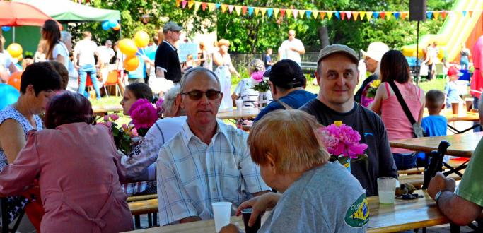 Dzień Sąsiada odbył się już po raz drugi na ul. Nowowiejskiej. To było spotkanie wyjątkowe i cieszące się dużym zainteresowaniem mieszkańców. Oprócz dobrego i aktywnego spędzenia wolnego czasu miało także nieocenioną wartość terapeutyczną. 