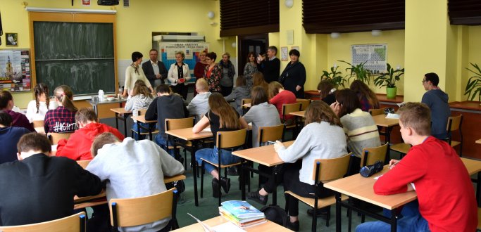 301 dzierżoniowskich gimnazjalistów rozpoczyna dziś trwający trzy dni egzamin-gimnazjalny. Dziś część humanistyczna, w czwartek matematyczno-przyrodnicza, a w piątek językowa. 