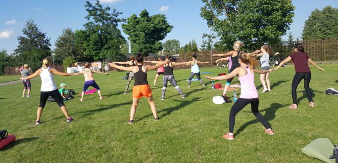 Na fitness w plenerze, czyli zajęcia na świeżym powietrzu, wzmacniające mięśnie całego ciała z ukierunkowaniem na brzuch, nogi i pośladki zaprasza Ośrodek Sportu i Rekreacji w Dzierżoniowie.