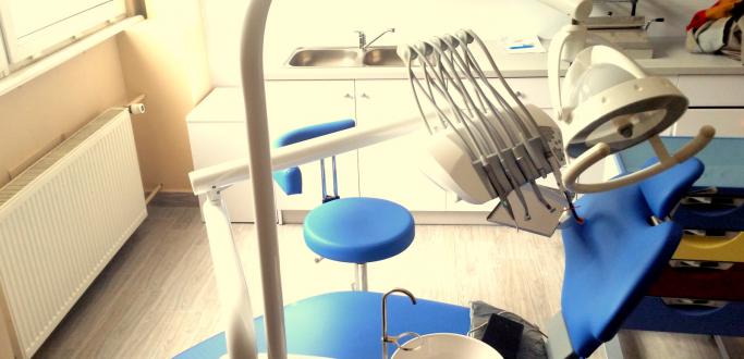 Dwa gabinety stomatologiczne funkcjonują w dzierżoniowskich podstawówkach od roku. Zapotrzebowanie jest spore. Do tej pory z darmowych wizyt u dentysty skorzystało prawie tysiąc uczniów.