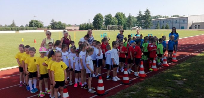 We wtorek 30 maja na bieżni lekkoatletycznej znajdującej się na terenie Ośrodka Sportu i Rekreacji w Dzierżoniowie odbyła się Liga Lekkoatletyczna Przedszkoli. Wzięły w niej udział ośmioosobowe reprezentacje dzierżoniowskich przedszkoli: Przedszkola Publiczne nr 1, nr 2, nr 7 i Przedszkola Niepubliczne nr 3, nr 4, nr 5 i nr 6. Łącznie w zawodach uczestniczyło 56 dzieci.