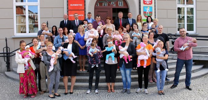 Maluchy i rodzice wraz z Burmistrzem na tle Ratusza