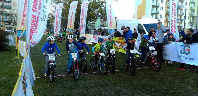 Wszystkie dzieci ze szkół podstawowych oraz gimnazjalnych zapraszamy do udziału w Gwiazdkowym Wyścigu Dzierżoniowskiej Ligi BMX-MTB. Odbędzie się on w niedzielę 18 grudnia na placu zabaw przy Alei Bajkowych Gwiazd w Dzierżoniowie.