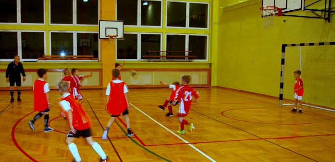 Za nami pierwsze mecze piłkarskich zmagań uczniów klas III I IV szkół podstawowych. To jedne z najstarszych rozgrywek organizowanych w Dzierżoniowie. Pierwsze mecze rozegrano 5 i 6 stycznia. Kolejne już w tym tygodniu. W organizowanych od dwunastu lat rozgrywkach Halowej Ligi Piłki Nożnej klas II i III w tym roku startuje osiemnaście drużyn. Reprezentują oni cztery dzierżoniowskie podstawówki.