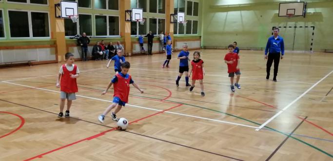 13 piłkarskich zespołów z trzech dzierżoniowskich szkół zainaugurowało 19 i 20 lutego kolejną edycję Halowej Ligi Piłki Nożnej. W tym roku rywalizacja toczyć się będzie wśród klas I i II szkoły podstawowej. 